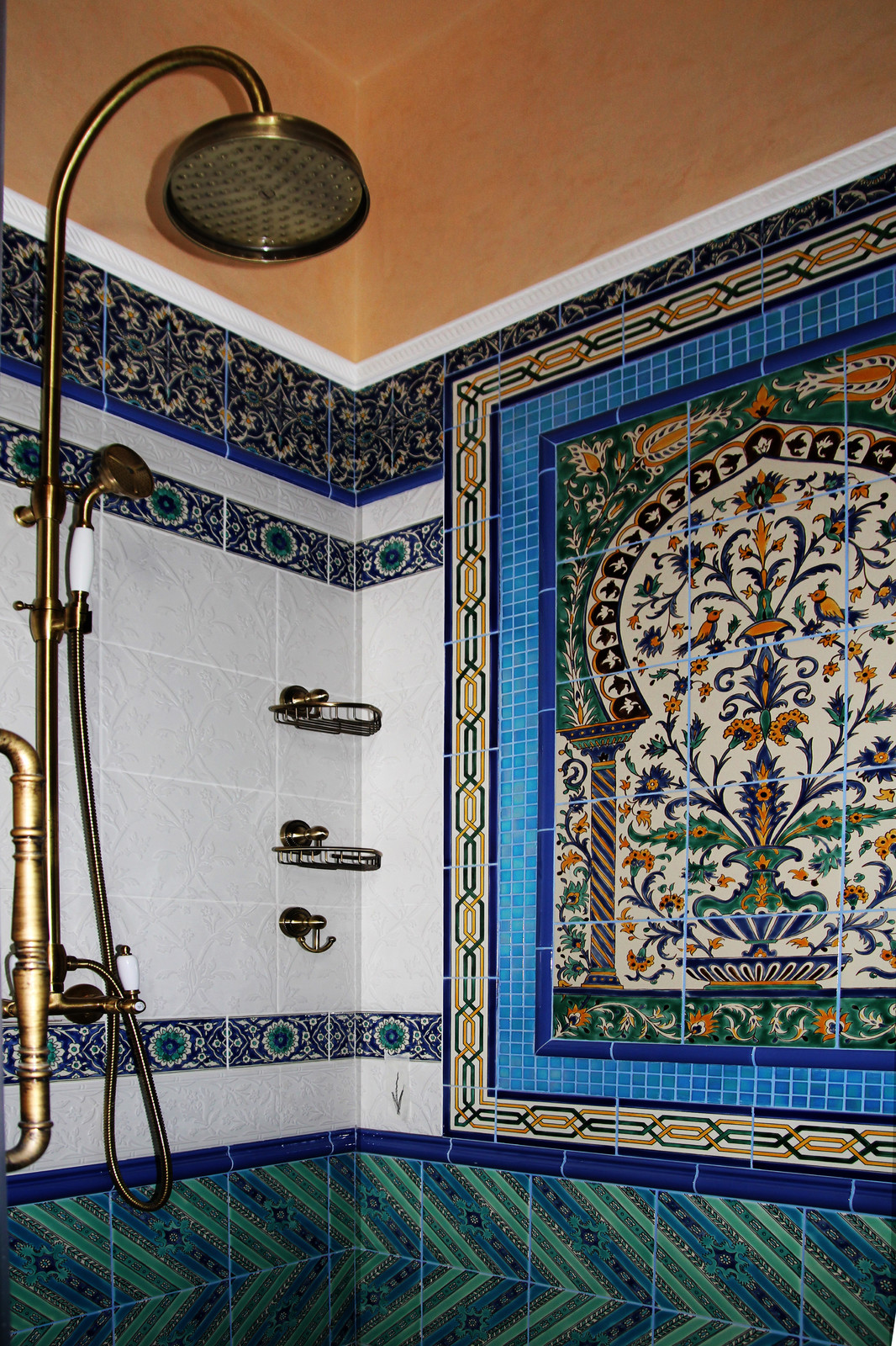 Современная мозаика в интерьере загородного дома