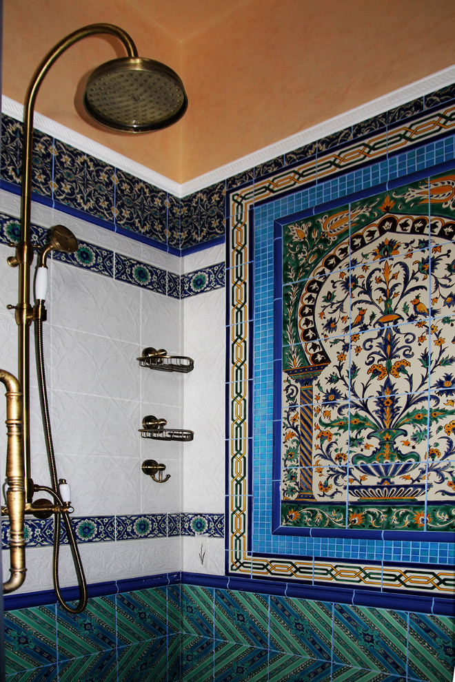 Современная мозаика в интерьере загородного дома