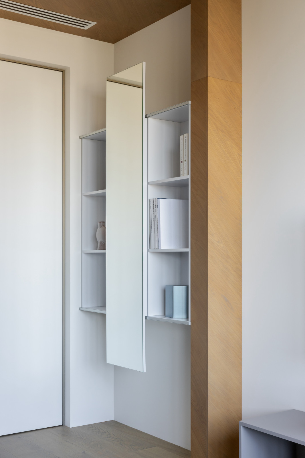 Стеллаж в спальне