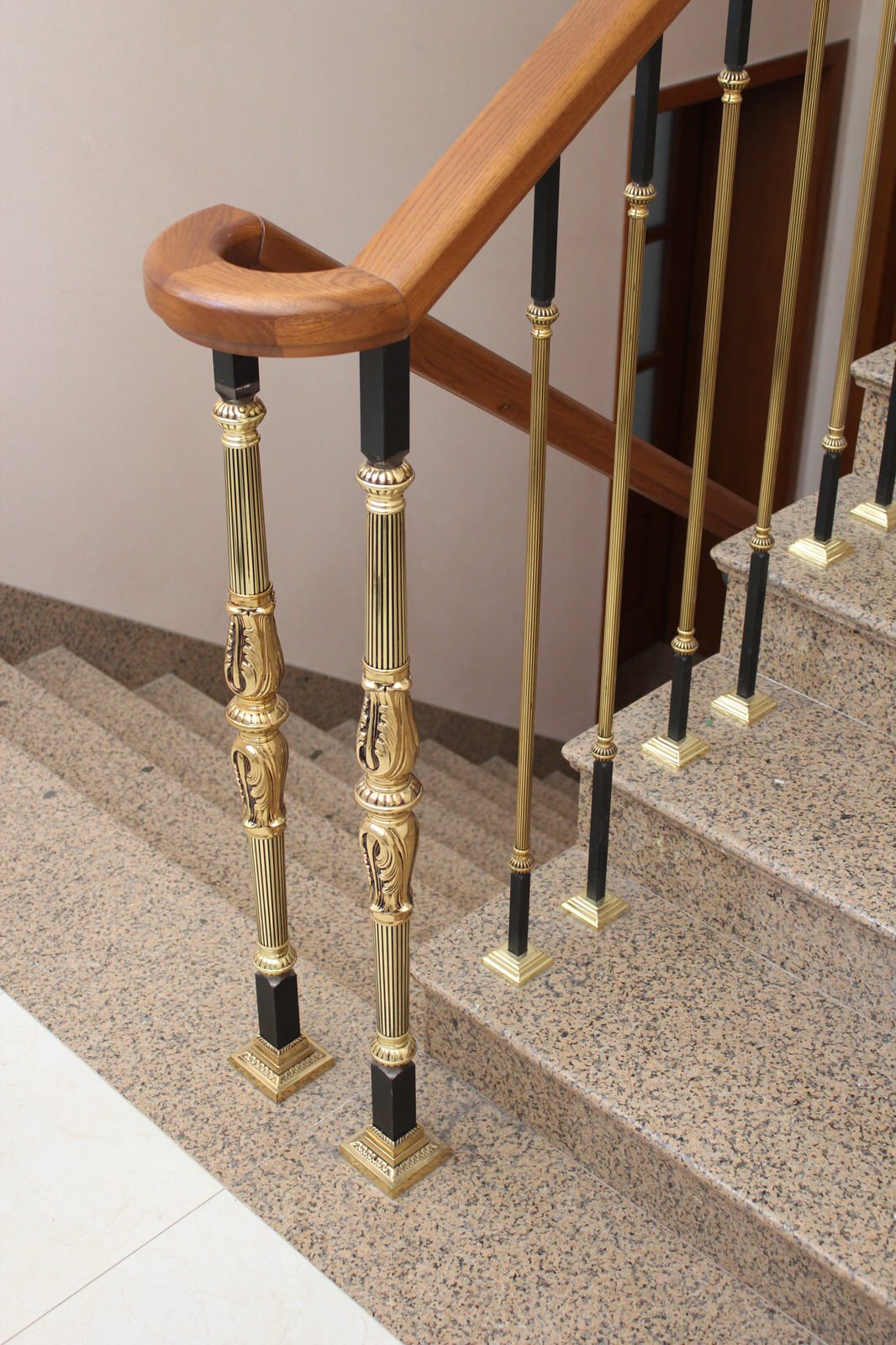 Лестница с позолоченным ограждением