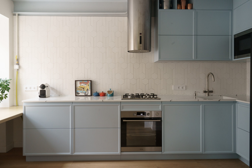 Голубая кухня, жалюзийный шкаф, полки и мебель в ванную с натуральным шпоном дуб