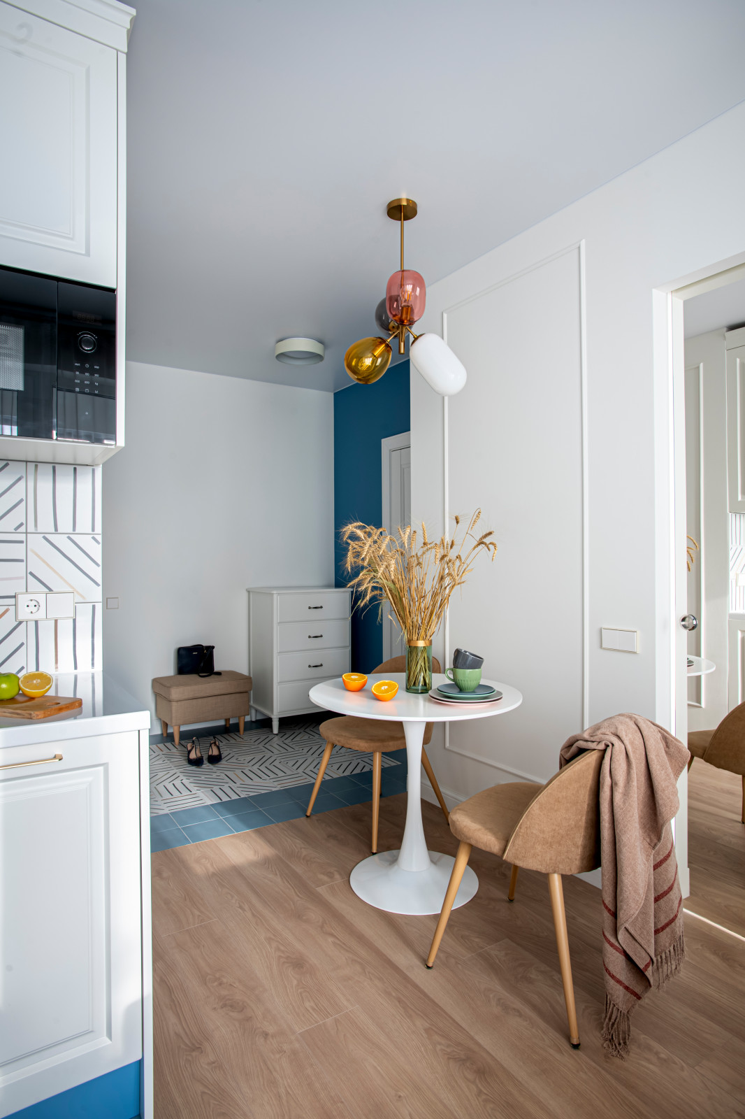 Квартира с акцентами и зеркальной дверью