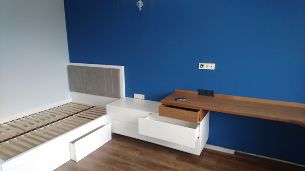 Кровать,тумба,подоконник