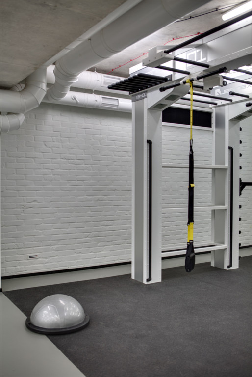 Зал для занятий йогой и TRX