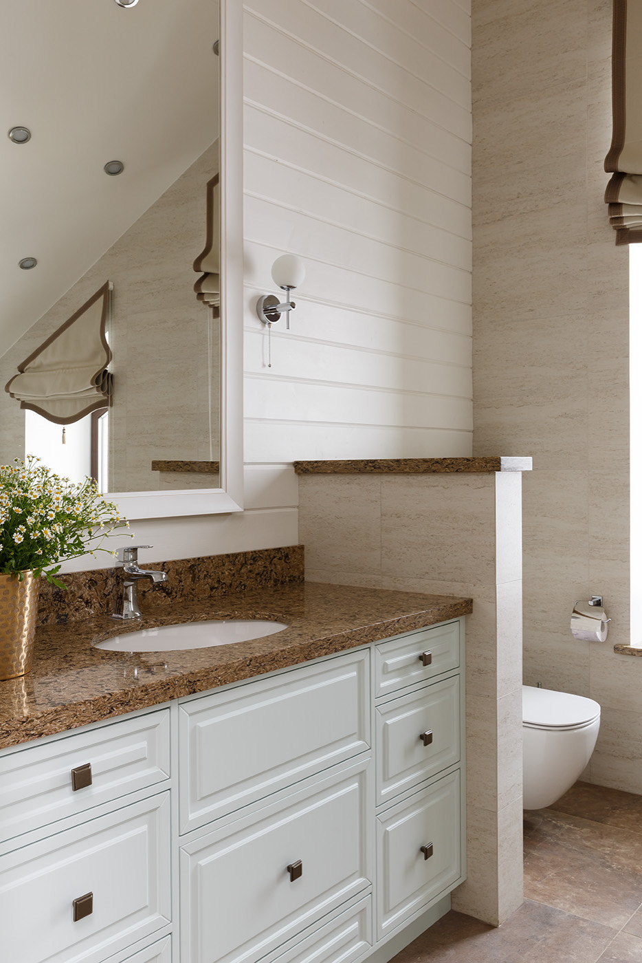 Cambria Lincolnshire ванная/туалет. Столешницы с мойками, плинтус