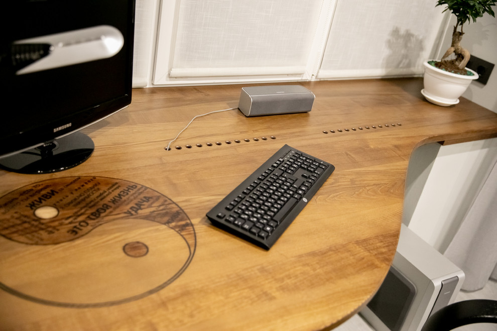 Рабочая зона: столешница-подоконник со знаком инь-ян