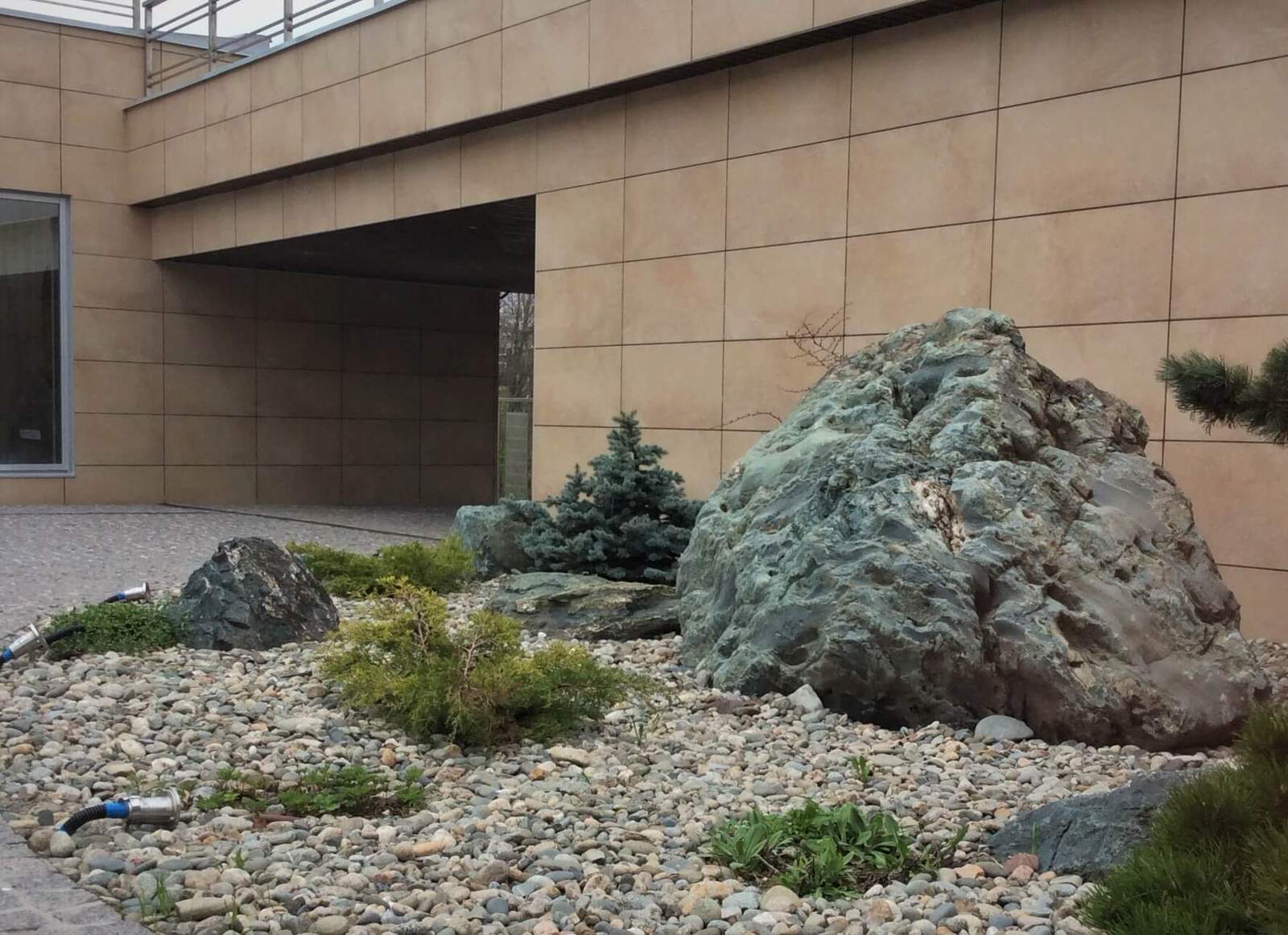 HI-TECH на обломках мегалитового комплекса