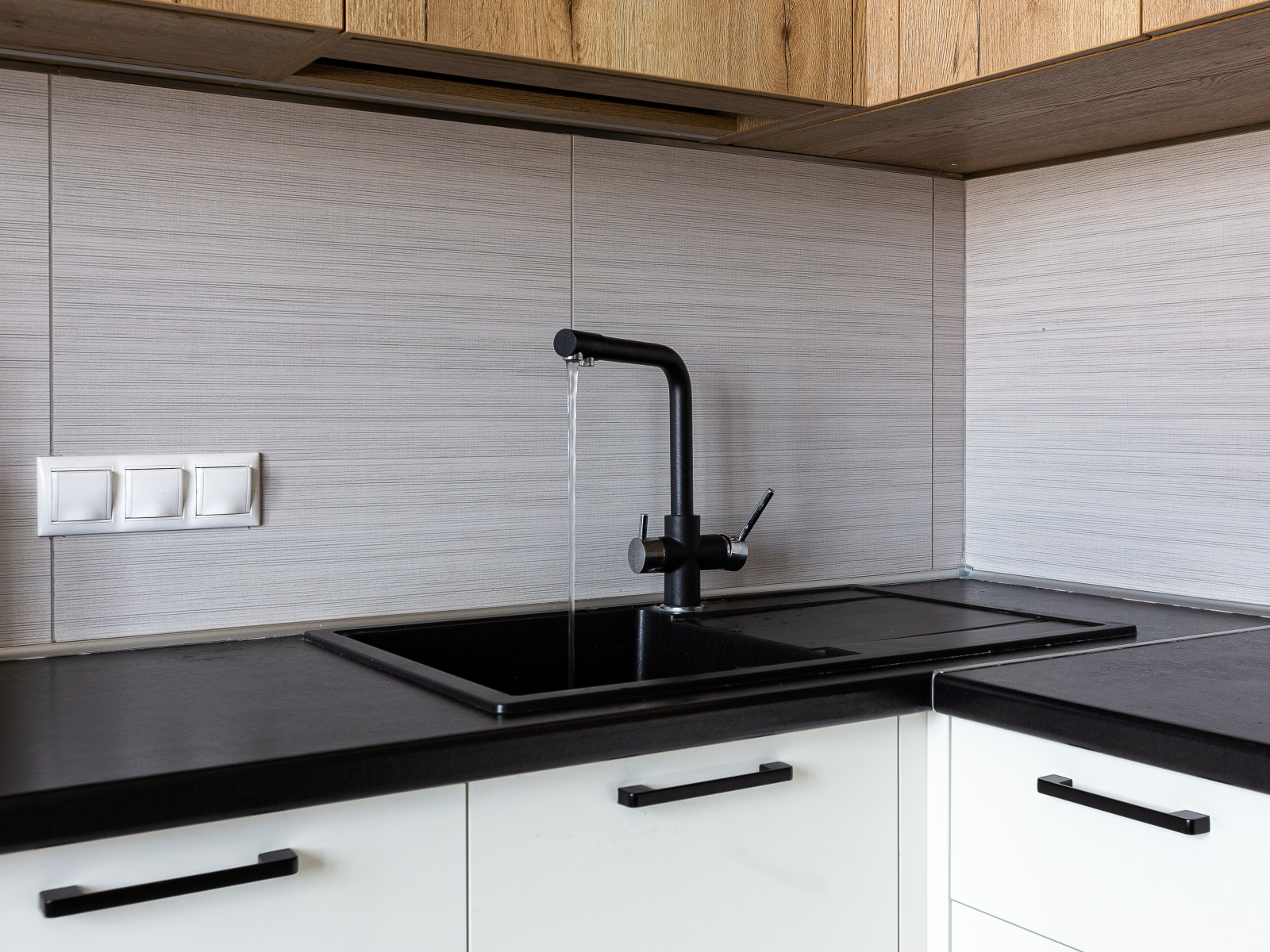 Угловая белая кухня с антресолью