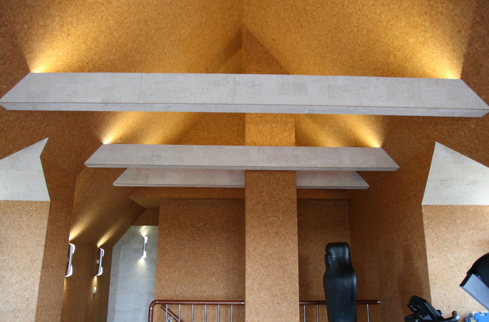 Интерьер мансарды (реконструкция чердака под тренажерный зал).