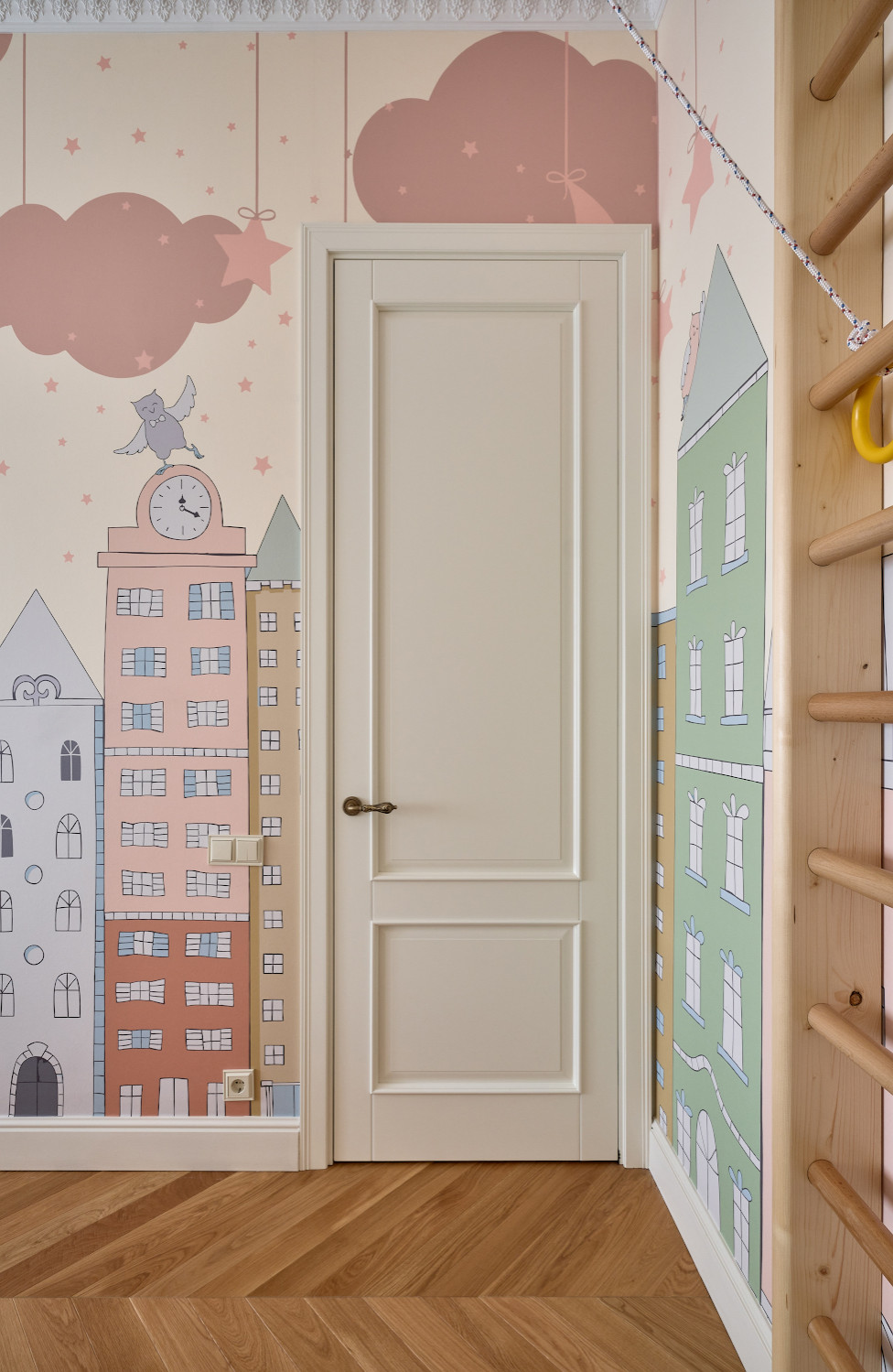 Высокие двери в классическом интерьере