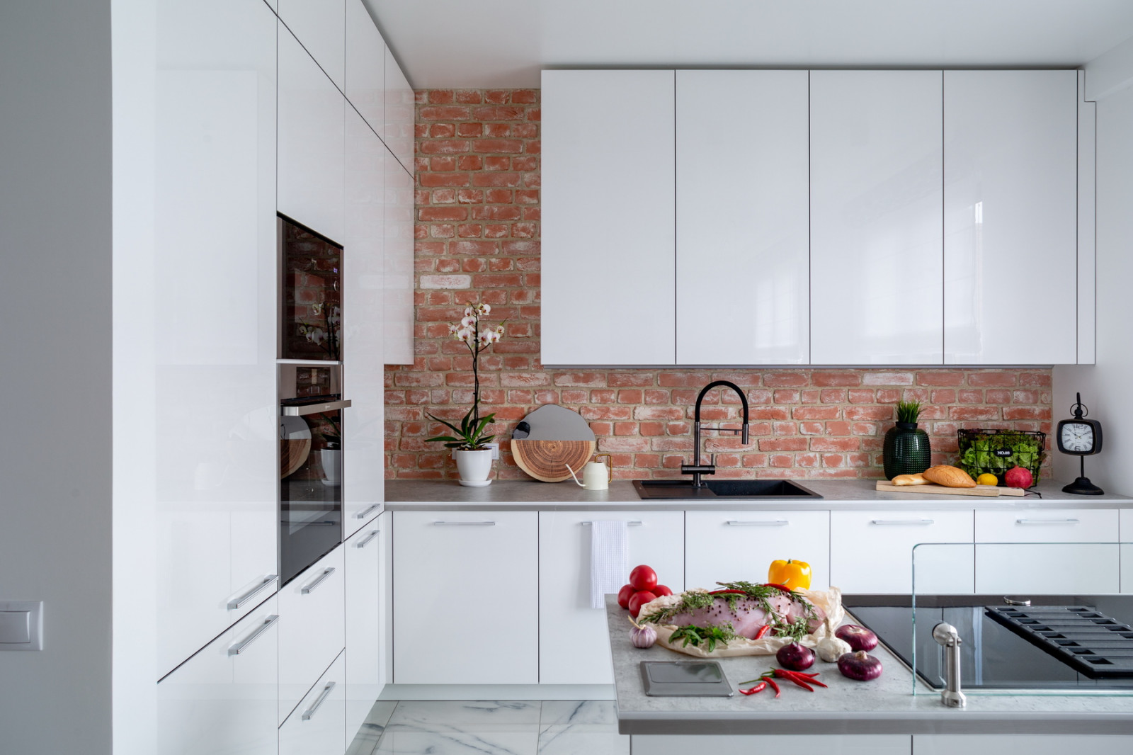 Белоснежная кухня фабрики "Кухонный двор"