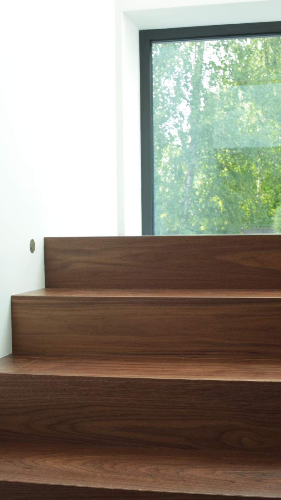 Лестница из американского ореха