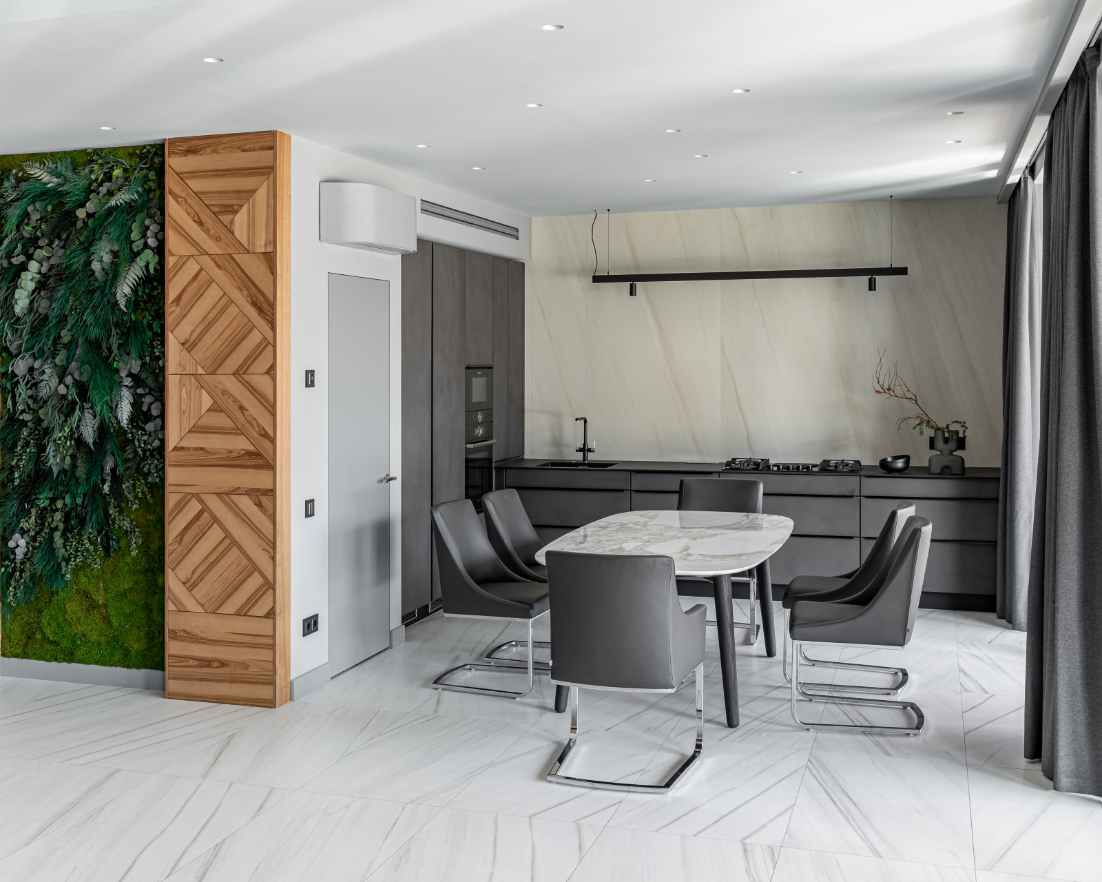 Камень внизу, дерево вверху.