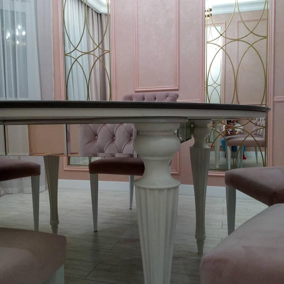 Кухня и гостиная с витринами