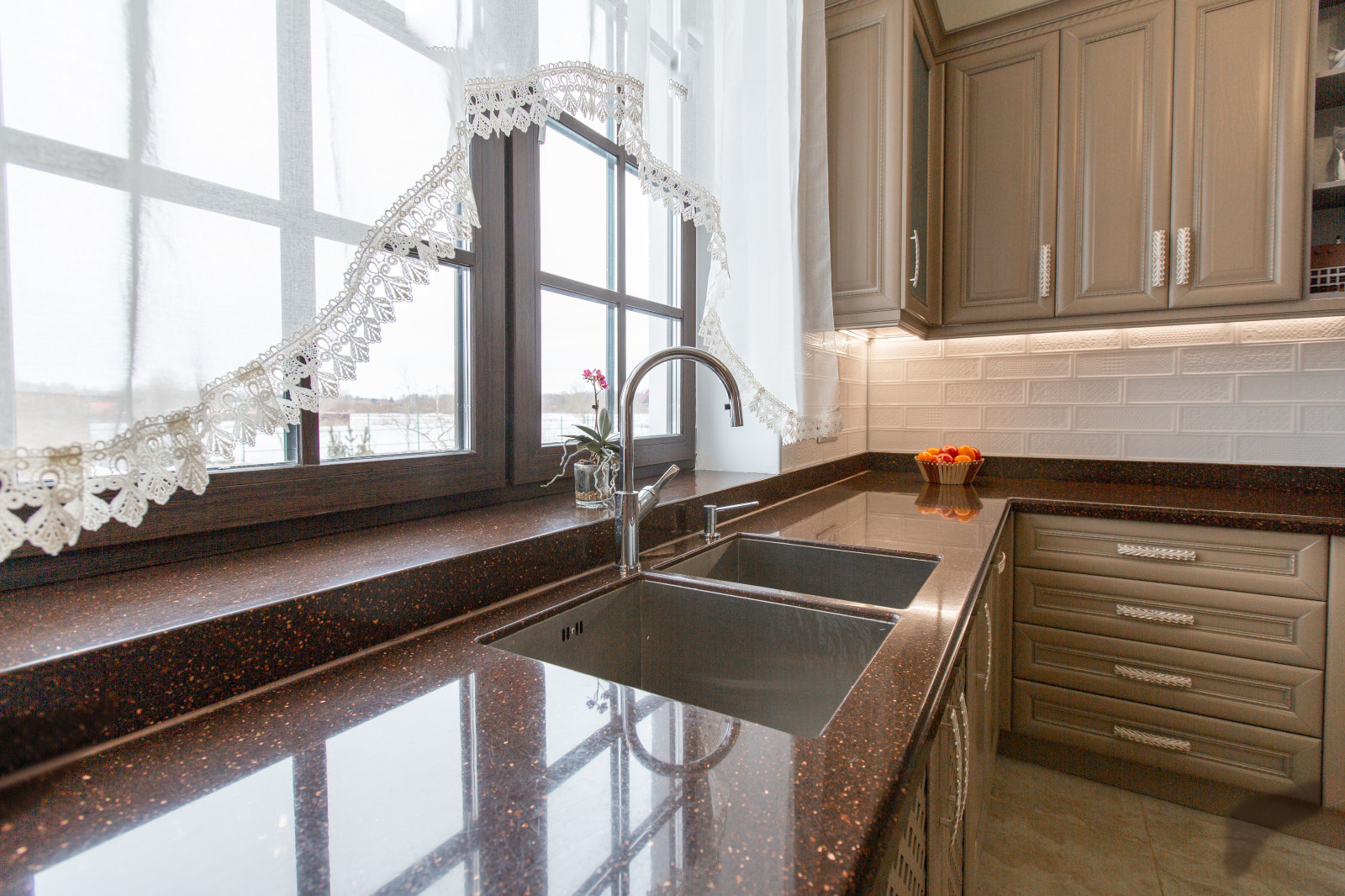 П-образная кухня в загородный дом