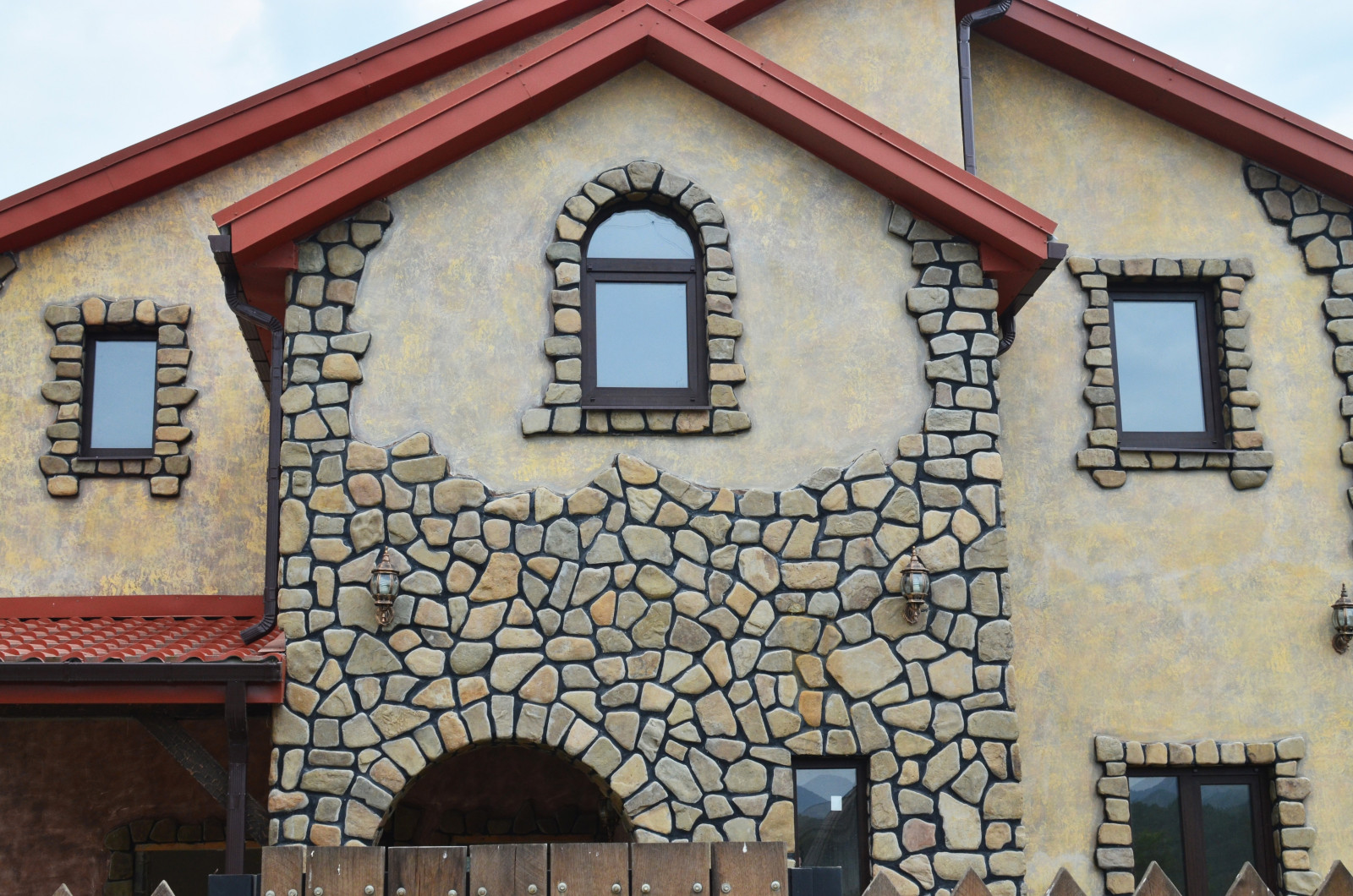 Обложка проекта: Применение камня песчаника-плитняка в облицовке фасада дома (стены)