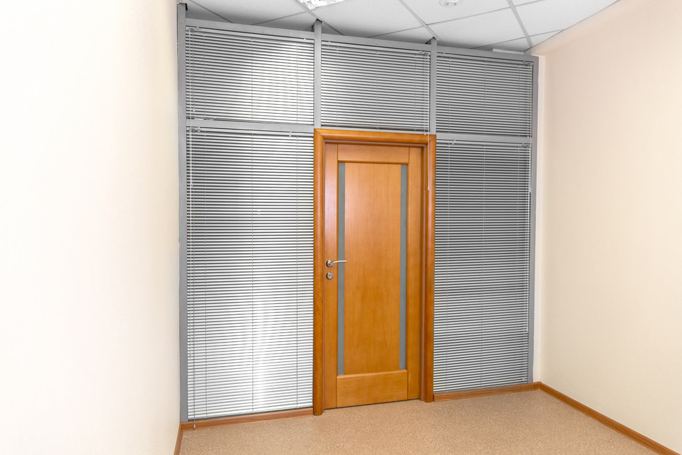 Горизонтальные жалюзи в офис