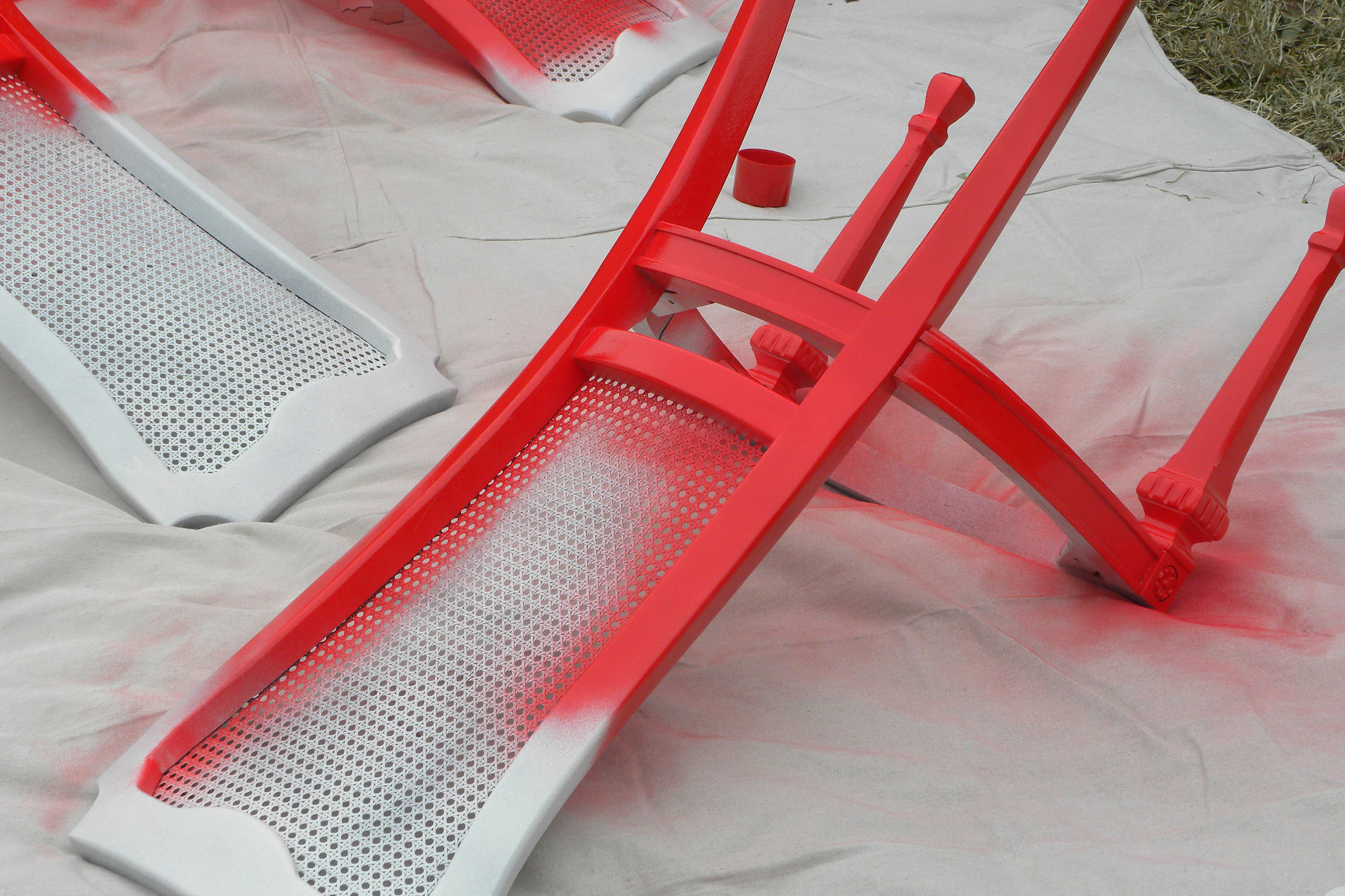 DIY: Переделка старых стульев с помощью краски, ткани и... чая!