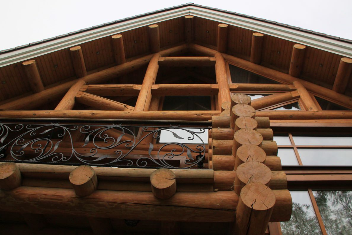 Загородный бревенчатый дом