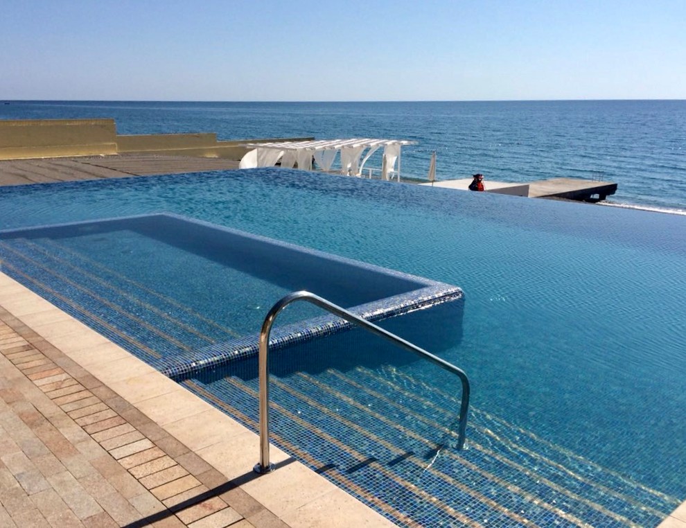 Бассейн на берегу моря