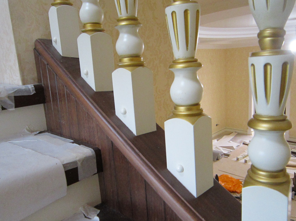 лестница с гнутой бальстрадой