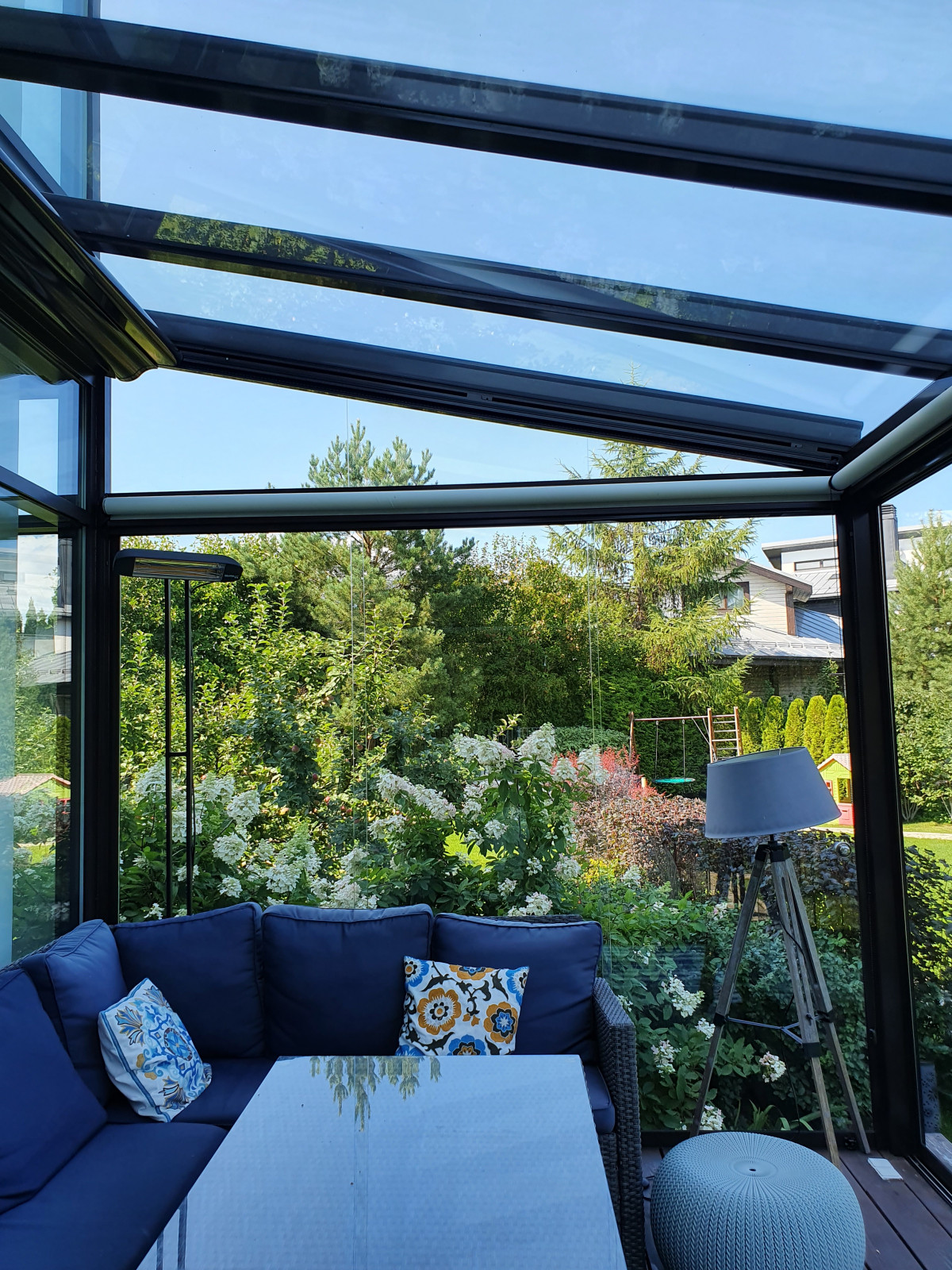 Веранда с безрамным остеклением Weinor и маркиза Markilux