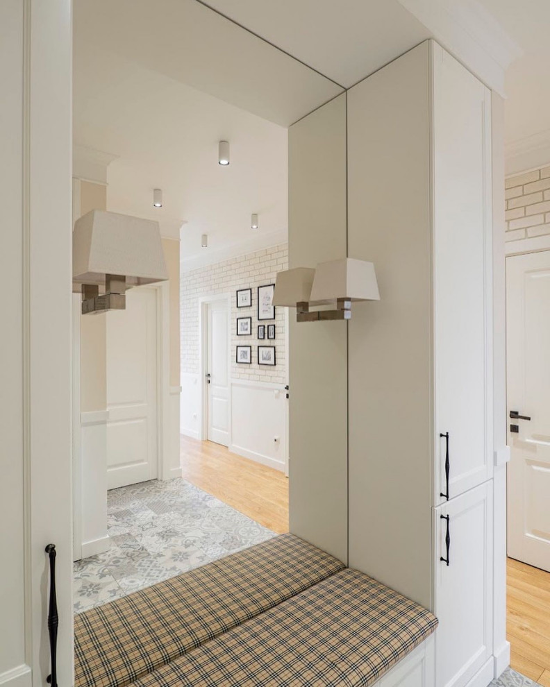 Белая прихожая в стиле неоклассика.