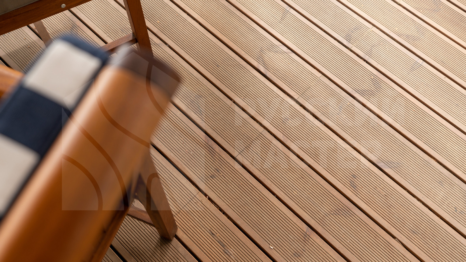 Современный дизайнерский дом с террасой и отделкой из дранки