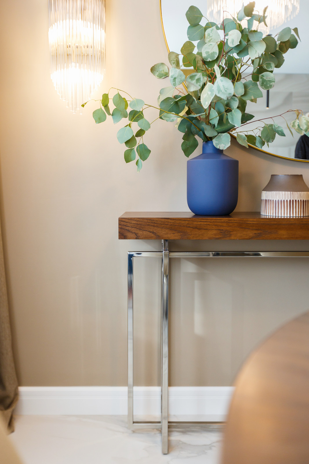 Квартира с радиусными панелями и глубокими цветами