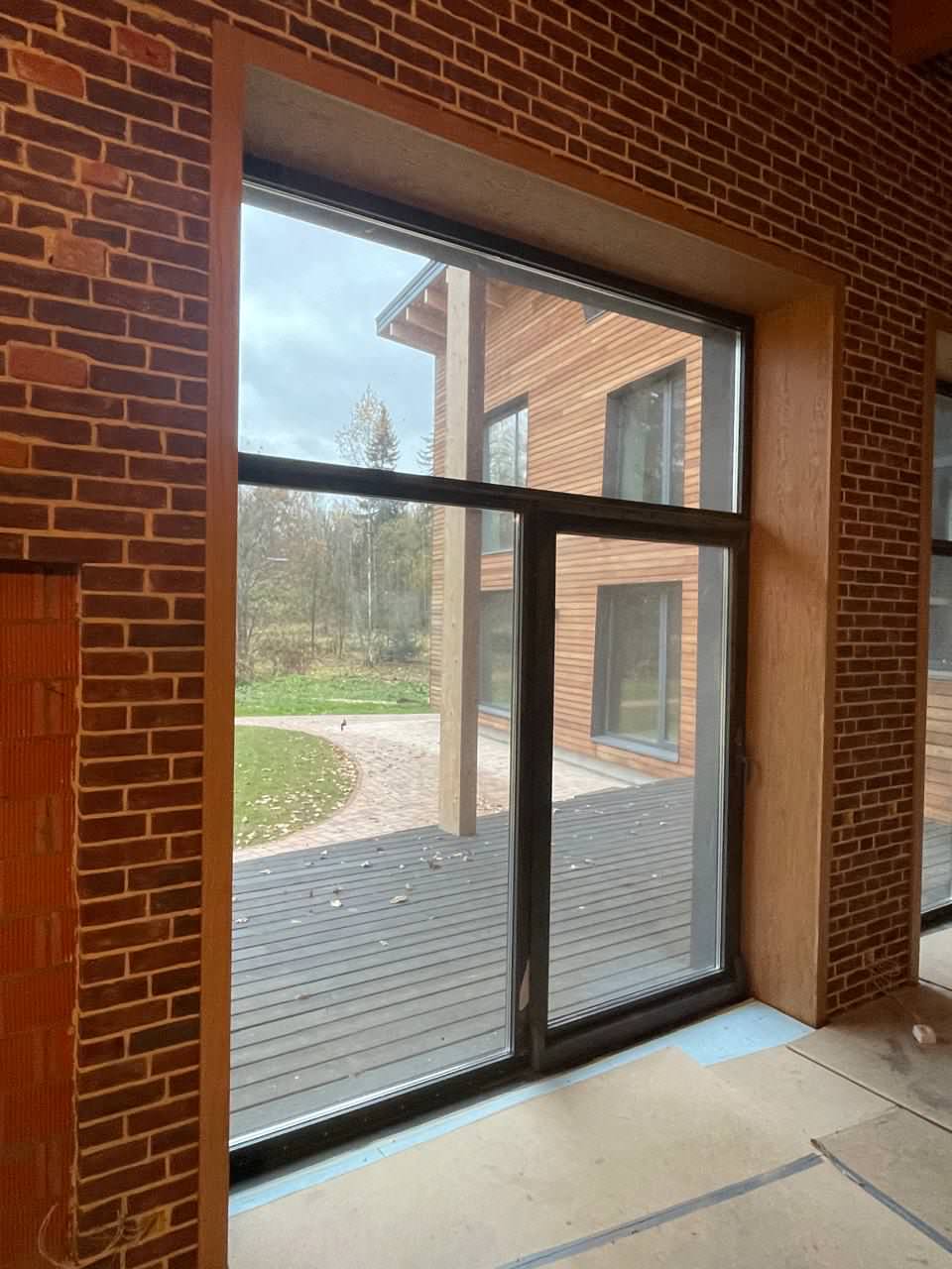 Шпонированные откосы в загородном доме