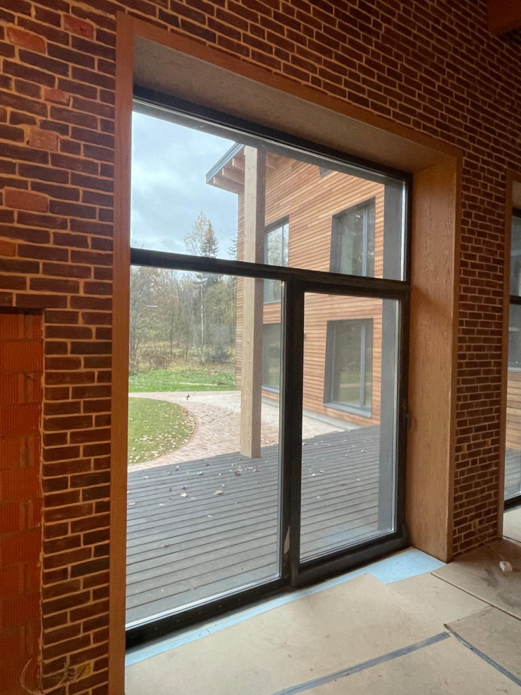 Шпонированные откосы в загородном доме