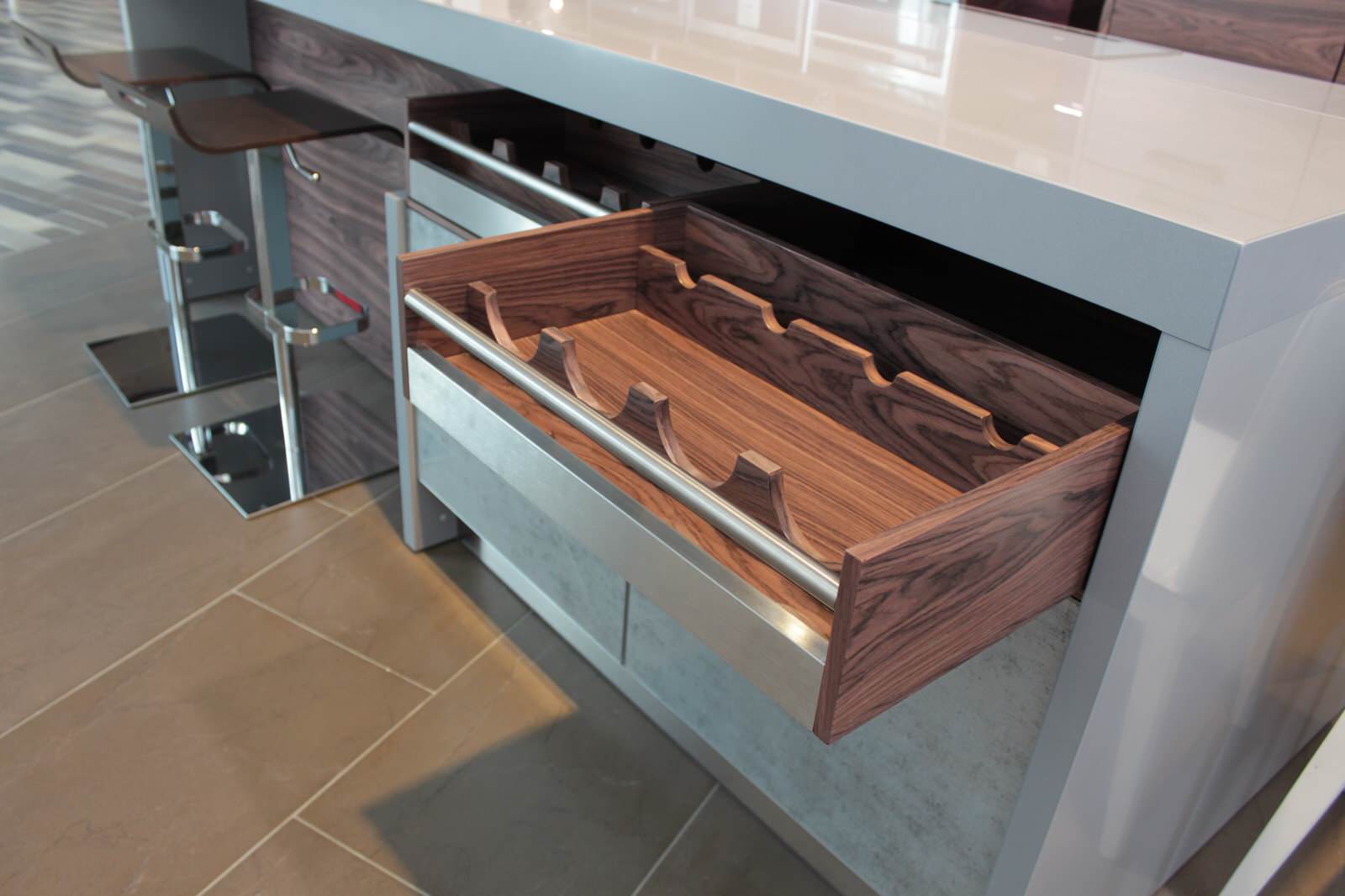 Шпон Палисандр Индийский + фасады со стеклом Серебро