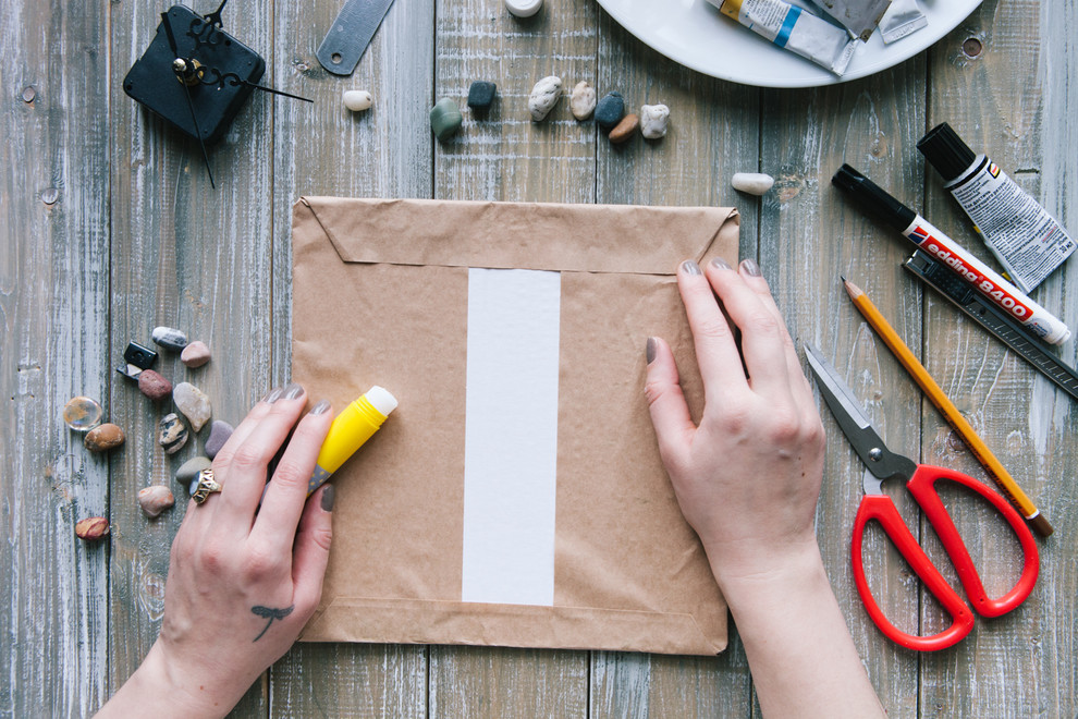 DIY: Оригинальные настенные часы своими руками из морской гальки