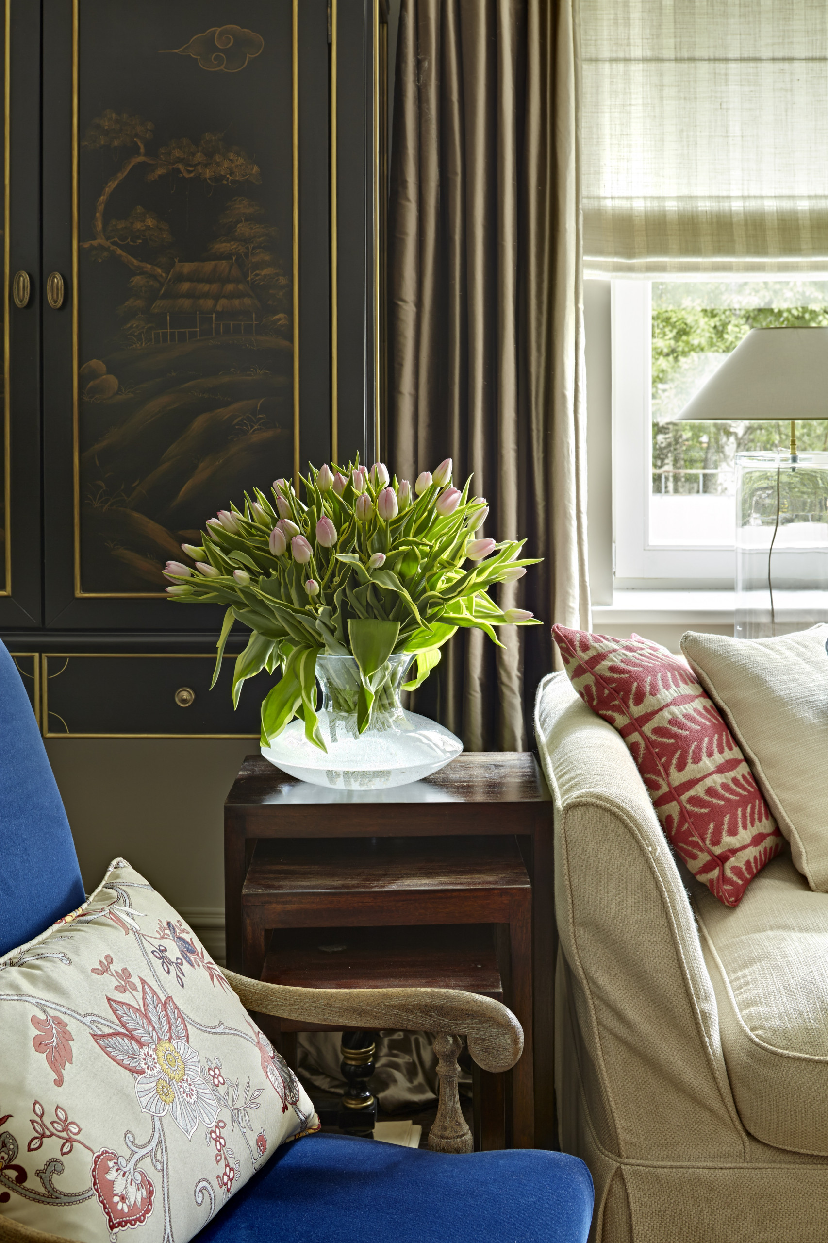 Houzz тур: Светлый таунхаус, полный сложных оттенков синего