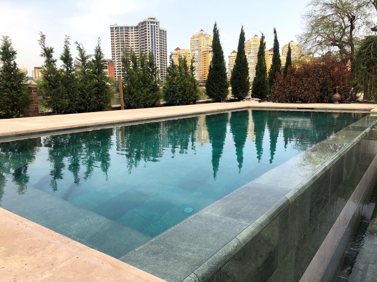 Обложка проекта: Инфинити бассейн во дворе