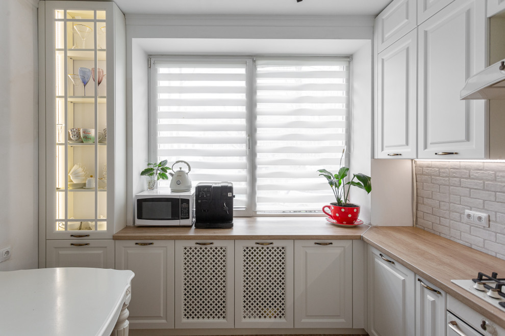 Белая кухня в стиле неоклассика