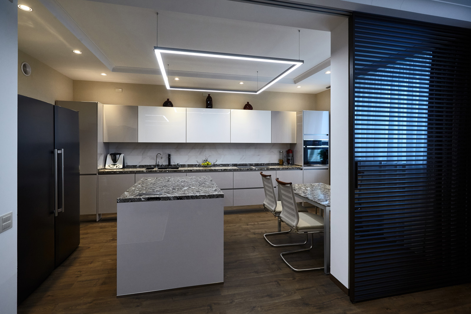 Современная кухня в белом цвете