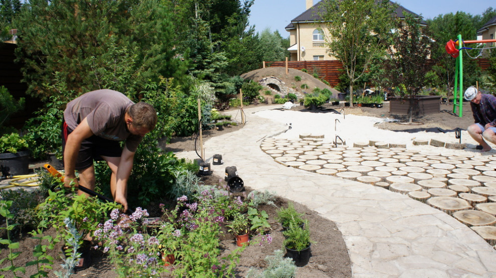 Как правильно: Устроить цветник… на картоне