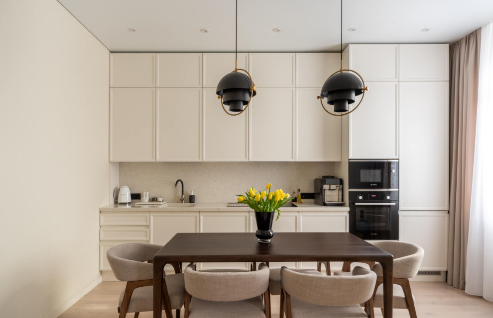 Кухня с гостиной в белом цвете