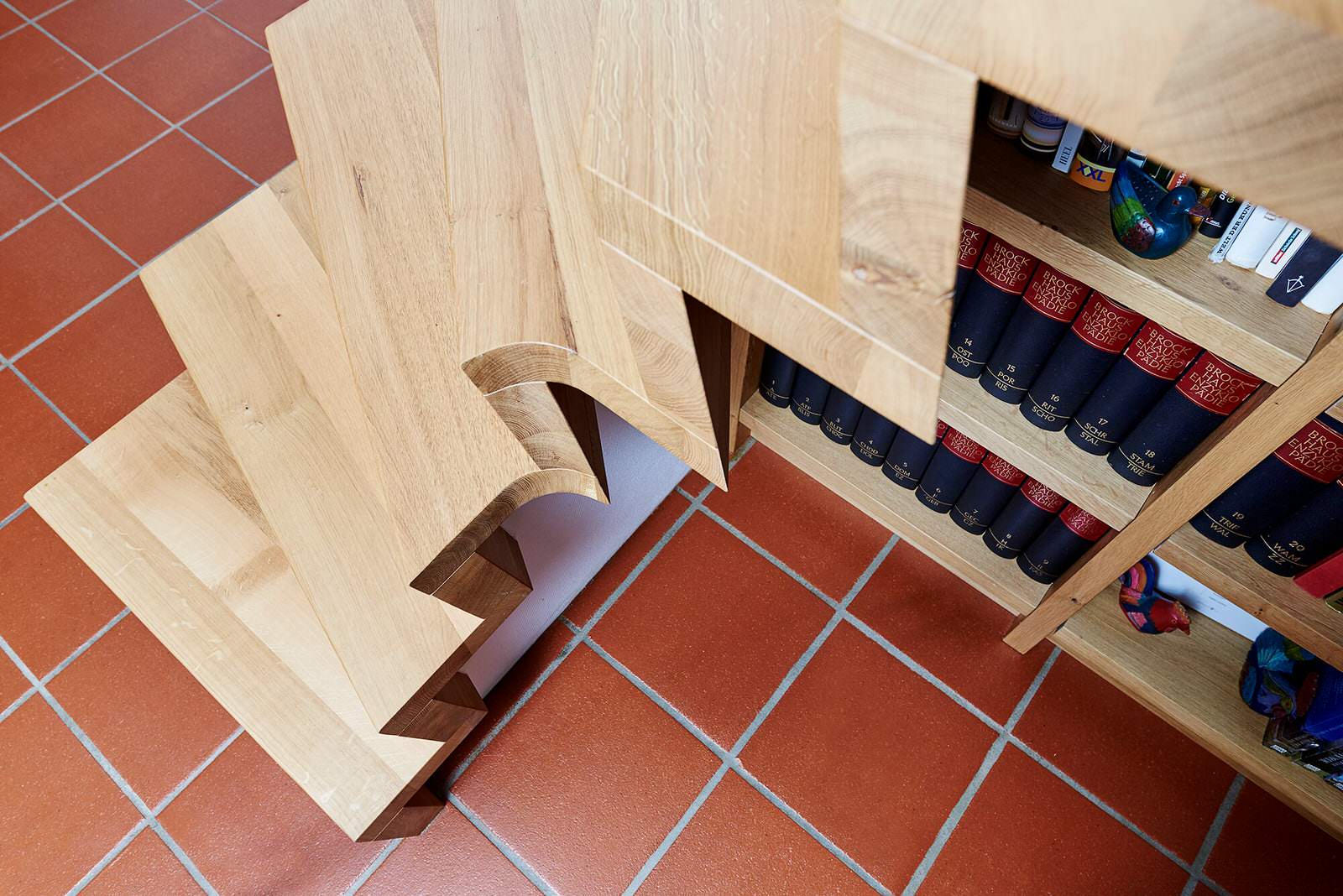 Лестница с Z-образным подступенком и книжным шкафом