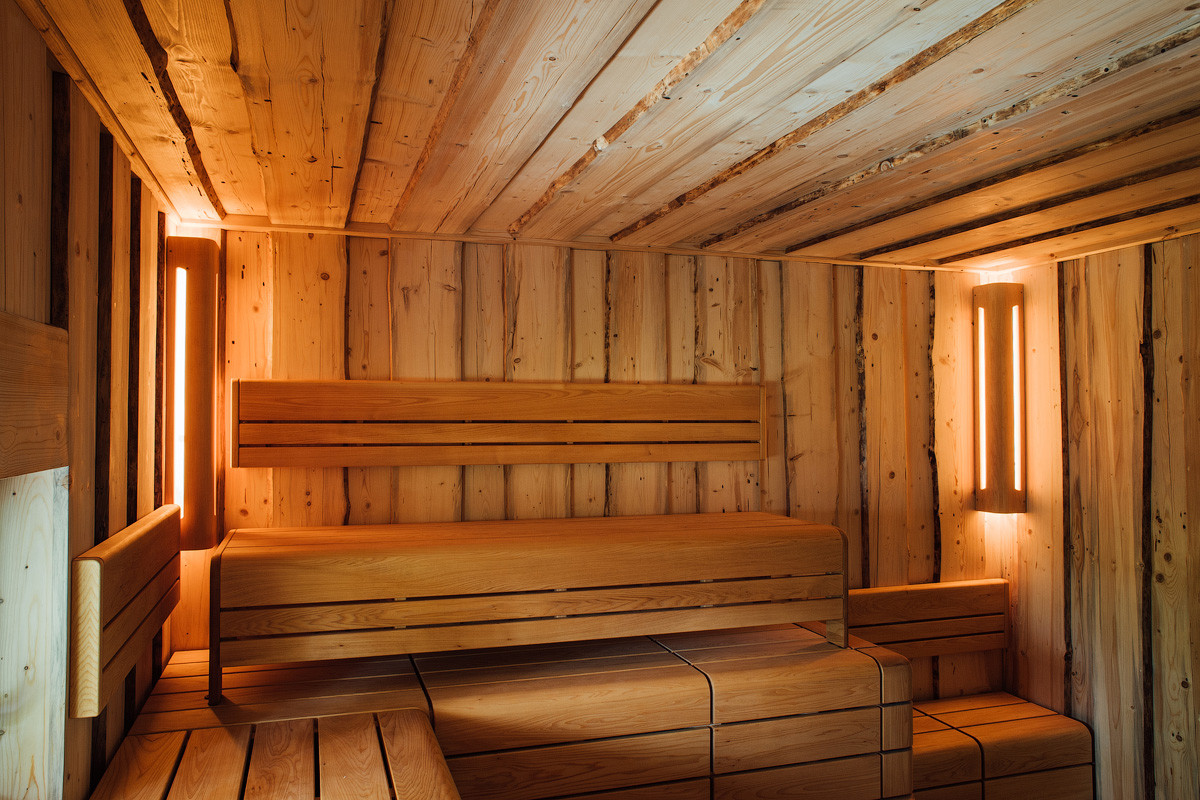 Угловые светильники в интерьере бани.