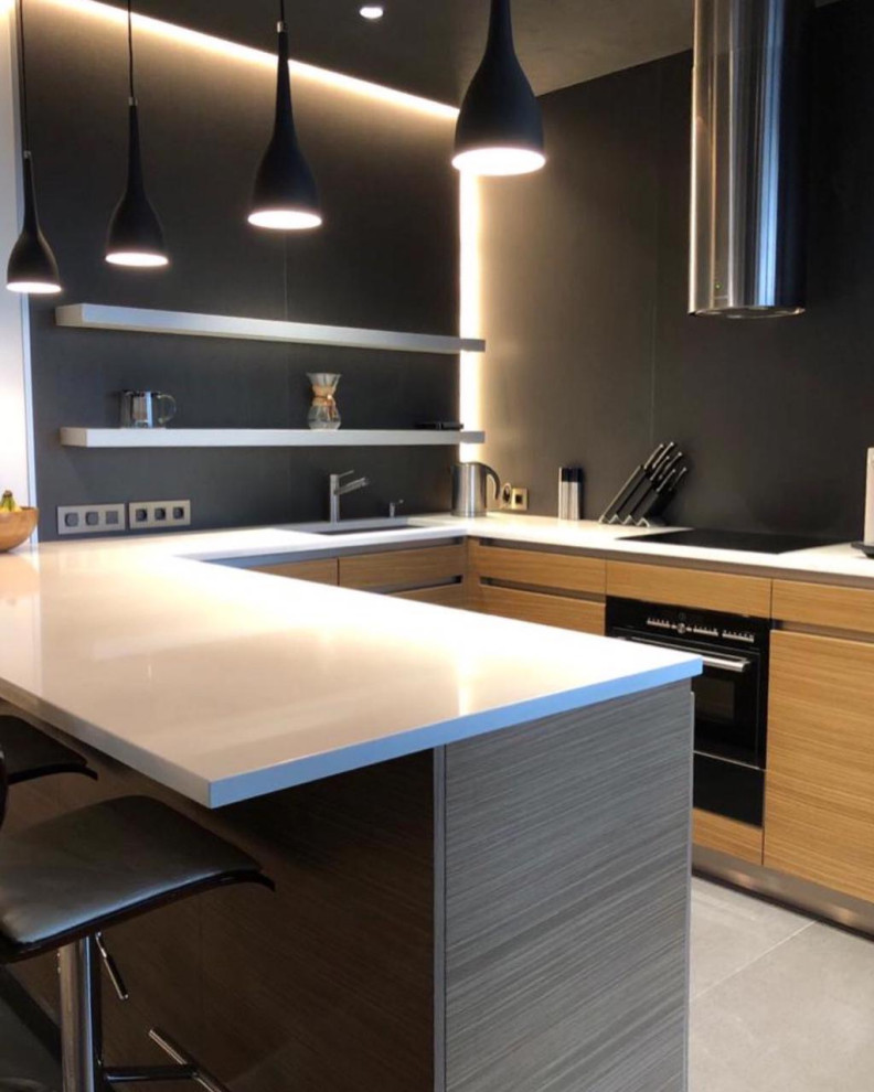 Обложка проекта: П-образная кухня с фасадами из шпона в Санкт-Петербурге