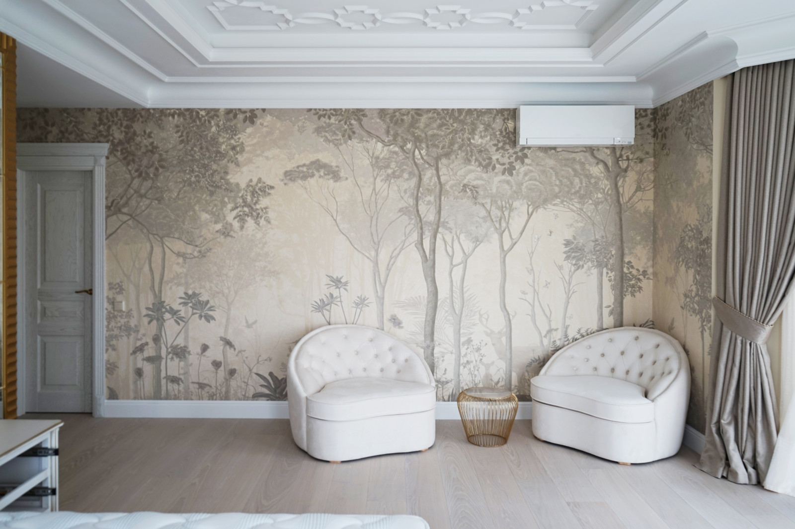 Фото готового интерьера. Второй этаж загородного дома, пространство спален в дом