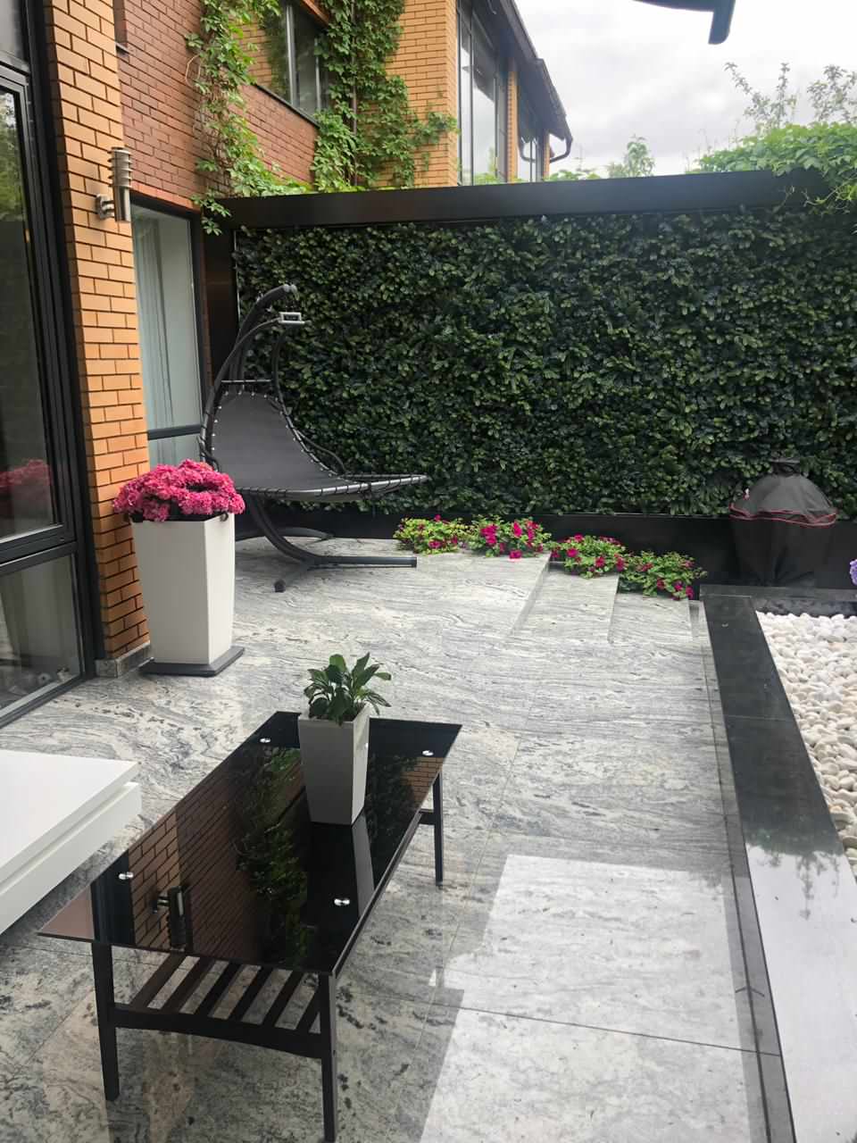 Обложка проекта: Открытая терраса на заднем дворике загородного дома