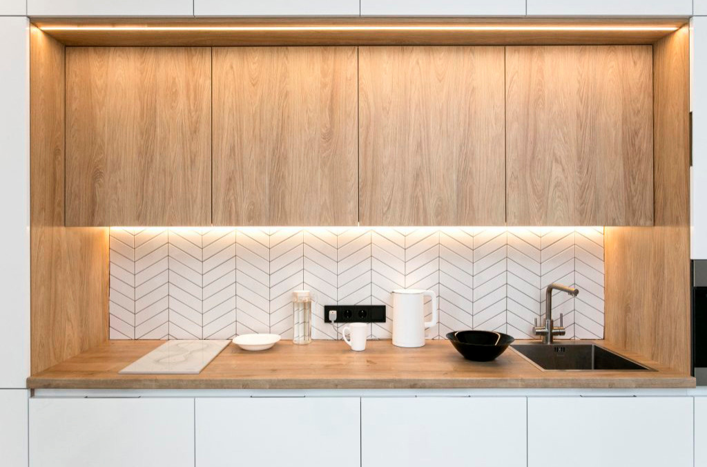 Белая глянцевая кухня с деревянными светлыми фасадами