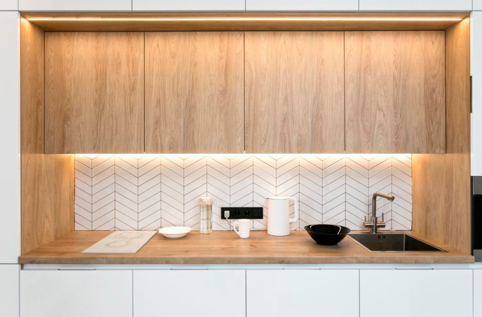 Белая глянцевая кухня с деревянными светлыми фасадами