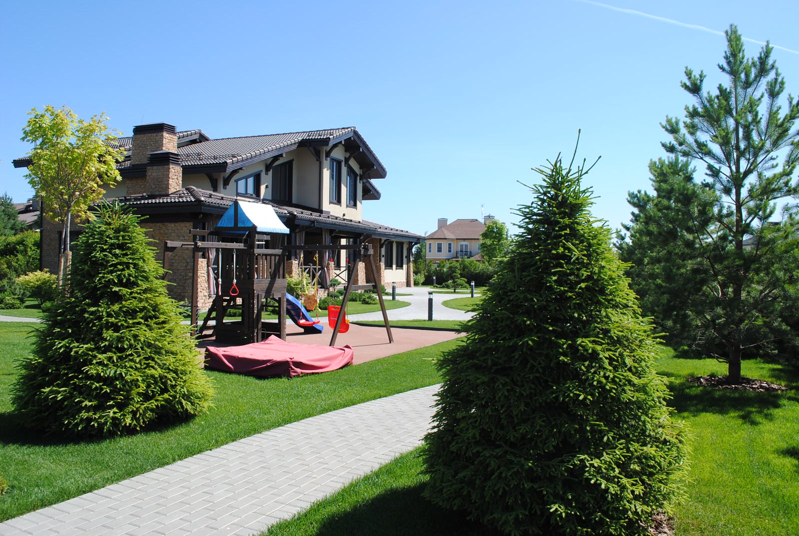 Сад с хвойными растениями