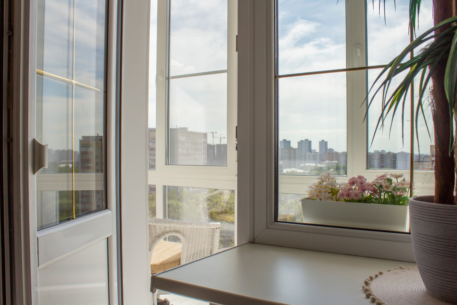 Панорамное остекление балкона и кухонное окно