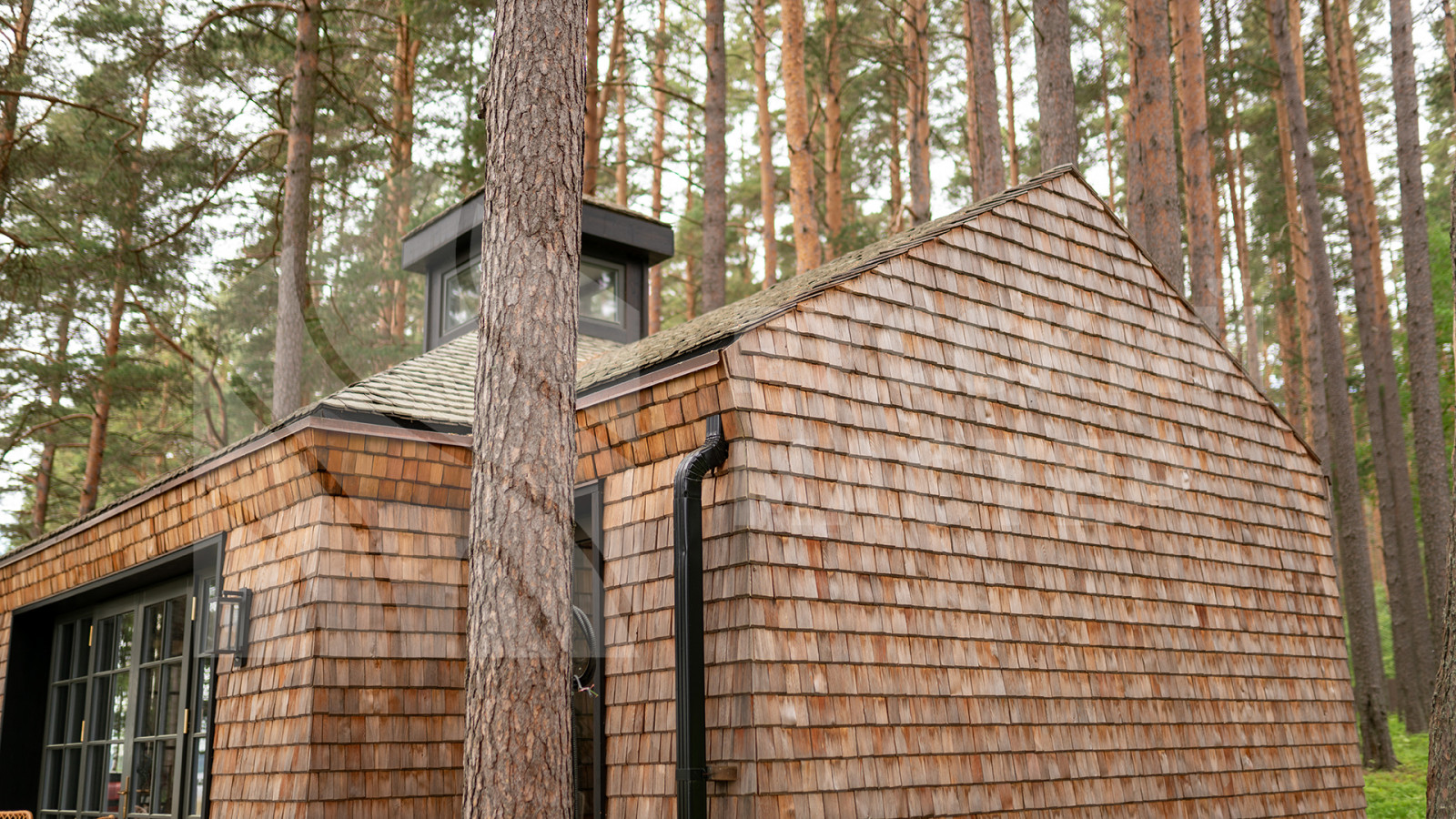 Современный дизайнерский дом с террасой и отделкой из дранки