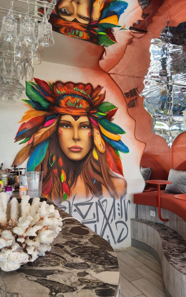 Обложка проекта: роспись стен в кафе баре